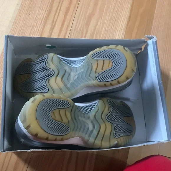 Jordan 11 cool grey straight from stock x size 9